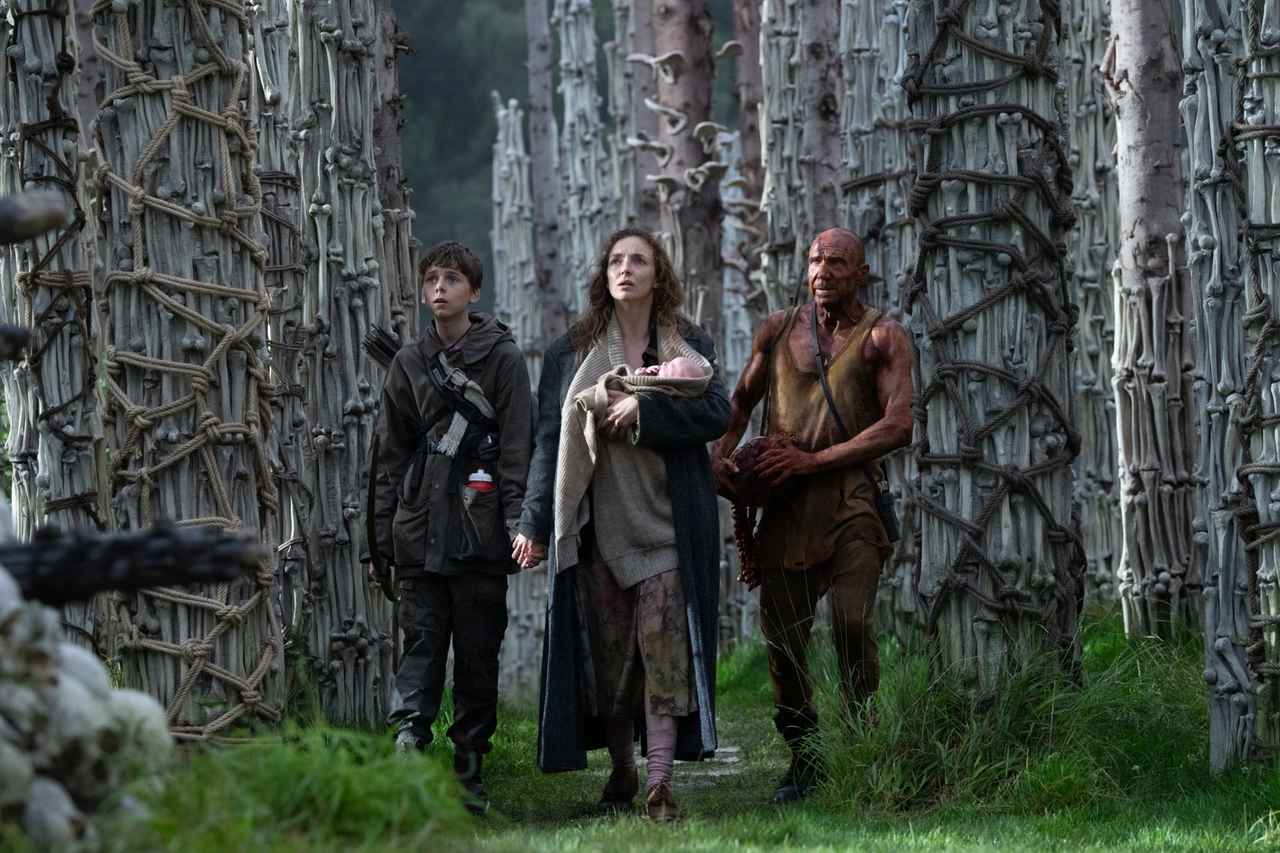 画像: 『28年後...』デジタル好評配信中 主人公の少年スパイクは病気の母と共にケルソンに会う。 © 2025 28 Years Later Limited. All Rights Reserved.