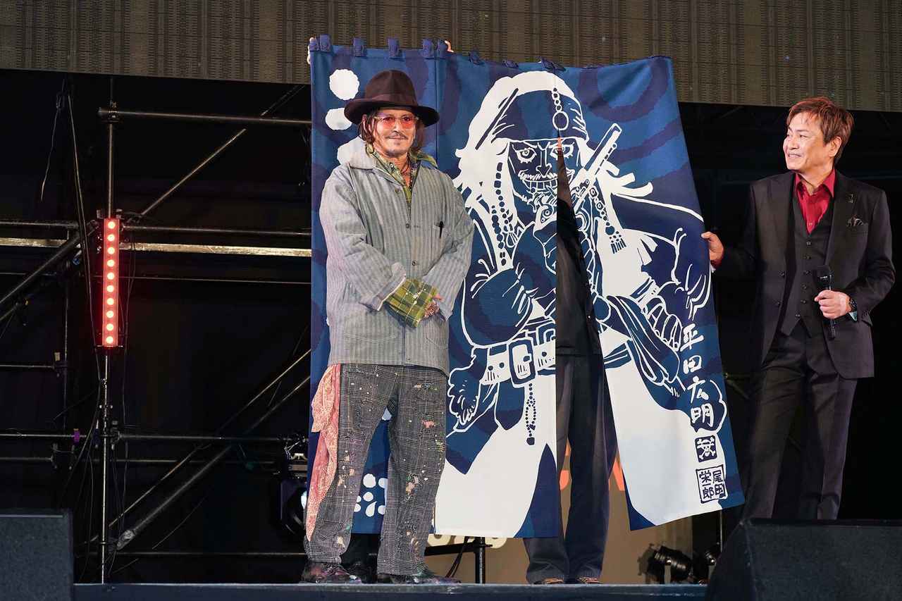 画像: 声優の平田広明から特製暖簾をプレゼントされたジョニー