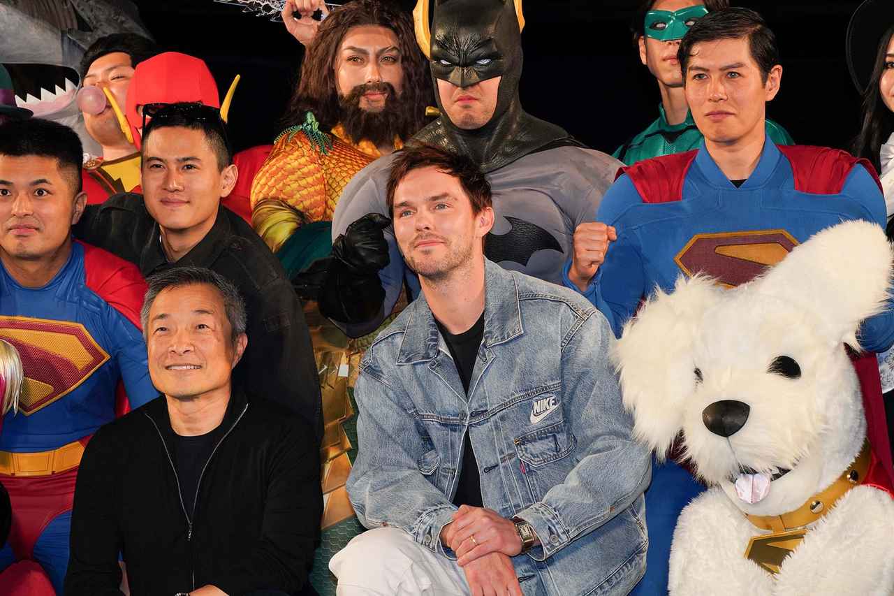 画像: ジム・リー(左)、DCキャラ・コスプレイヤーと記念撮影