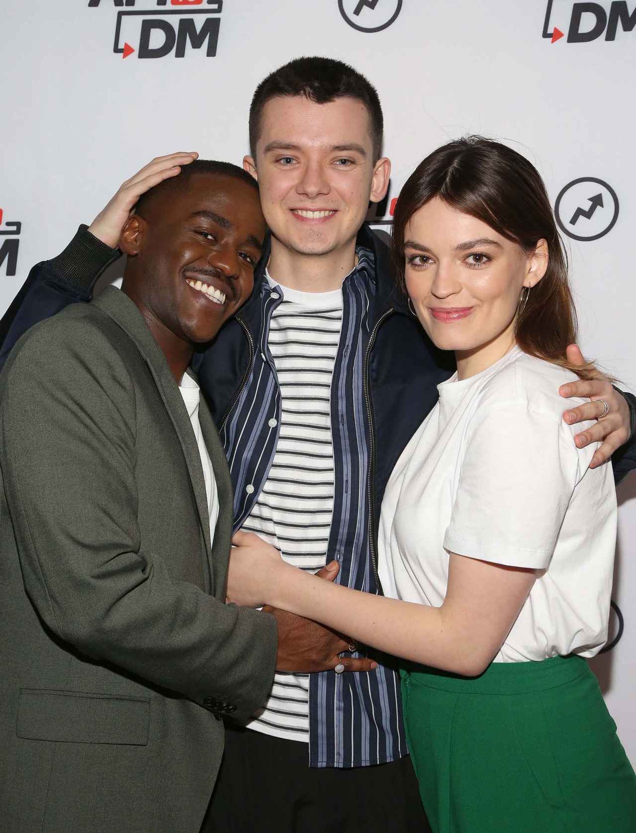 画像: （左から）チュティ・ガトゥ、エイサ・バターフィールド、エマ・マッキー Photo by Manny Carabel/Getty Images