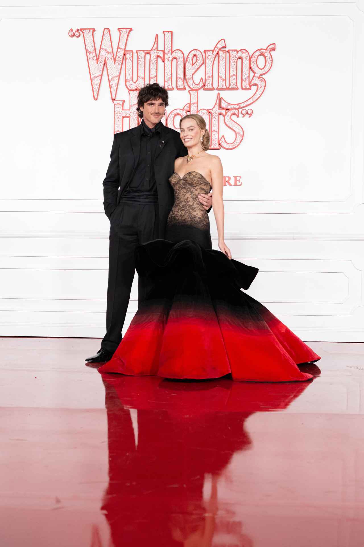 画像: 豪華キャスト陣、エメラルド・フェネル監督、音楽のチャーリーxcxが集結！