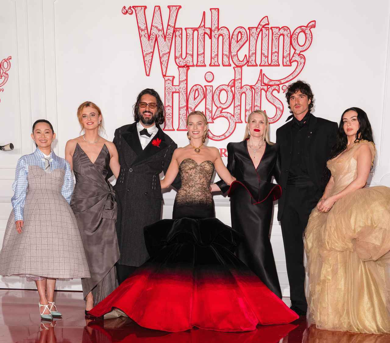 画像: （左から）ホン・チャウ、アリソン・オリヴァー、シャザド・ラティフ、マーゴット・ロビー、エメラルド・フェネル、ジェイコブ・エロルディ、チャーリーxcx