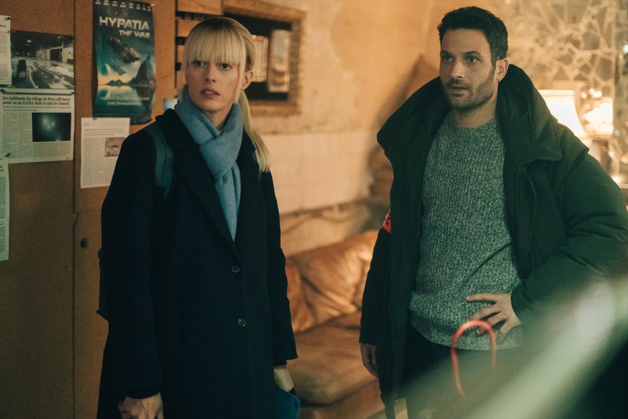 画像: （左から）アストリッドと二コラ（ブノワ・ミシェル） © Caroline DUBOIS - France Télévisions - JLA