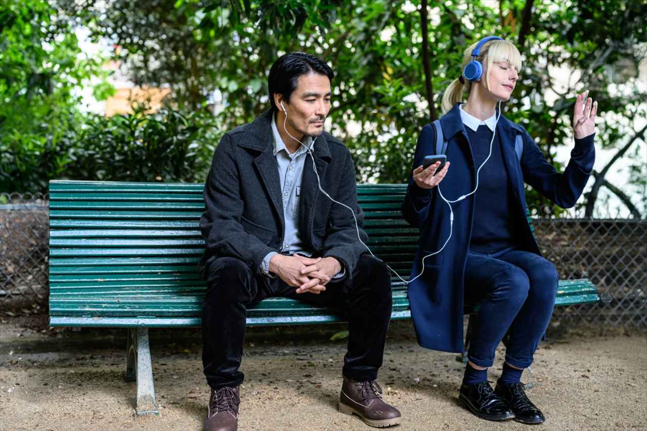 画像: （左から）テツオ（ケンゴ・サイトウ）とアストリッド © Patrick FOUQUE - France Télévisions - JLA