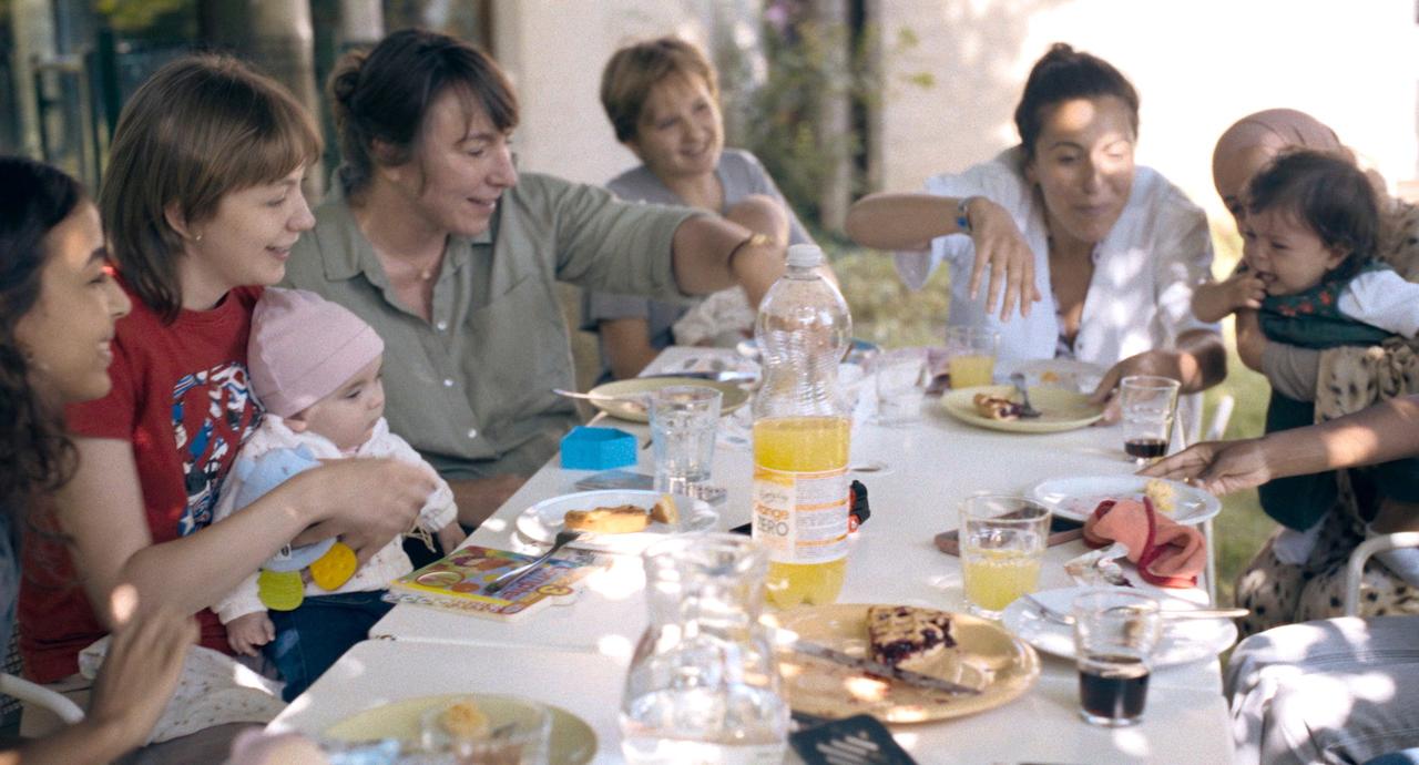 画像: 母子支援施設のある日——少女の希望に満ちた表情と共同生活の臨場感に心つかまれる本編映像