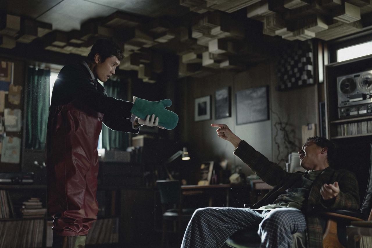 画像: リストラで幸せの絶頂から突き落とされたマンス（イ・ビョンホン）の狂気を描く