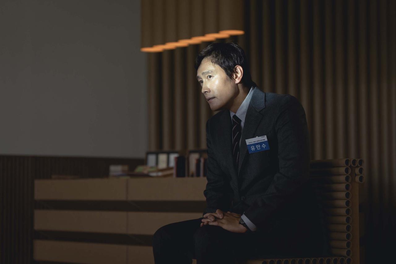 画像: ユ・マンス（イ・ビョンホン）