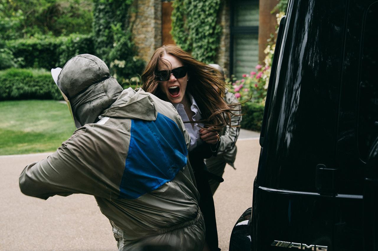 画像: 『ブゴニア』公開中／ギャガ配給 ©2025 FOCUS FEATURES LLC.