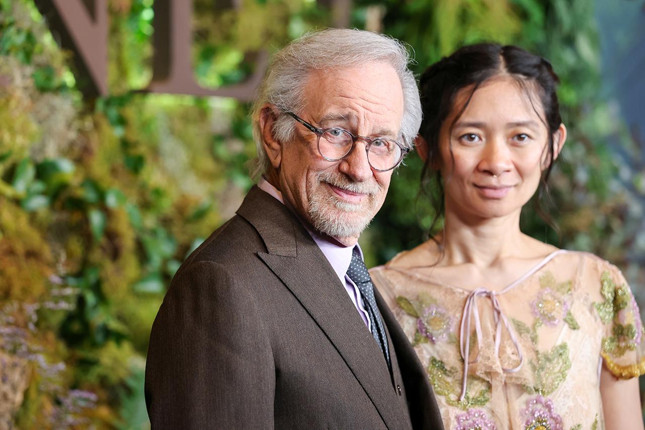 画像: 『ハムネット』の製作者スティーヴン・スピルバーグと監督のクロエ・ジャオ