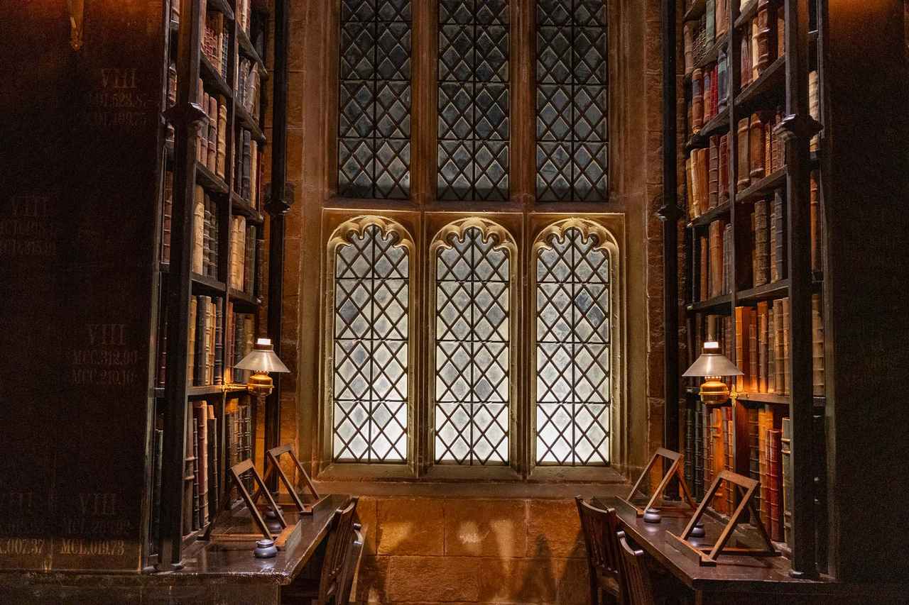 画像: 図書館と透明マント ※【透明マント】特別企画であらたに登場