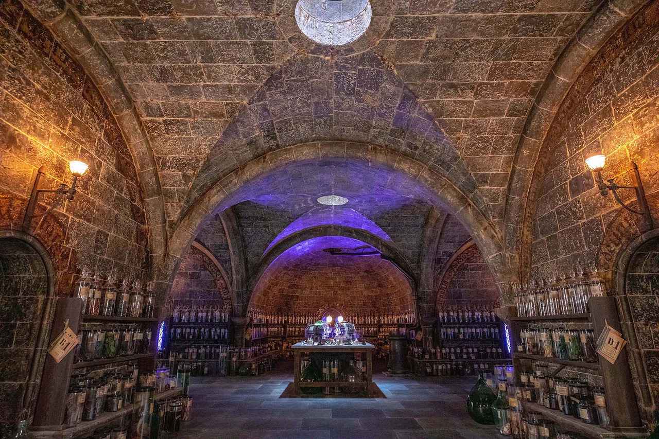 画像: 魔法薬学の教室