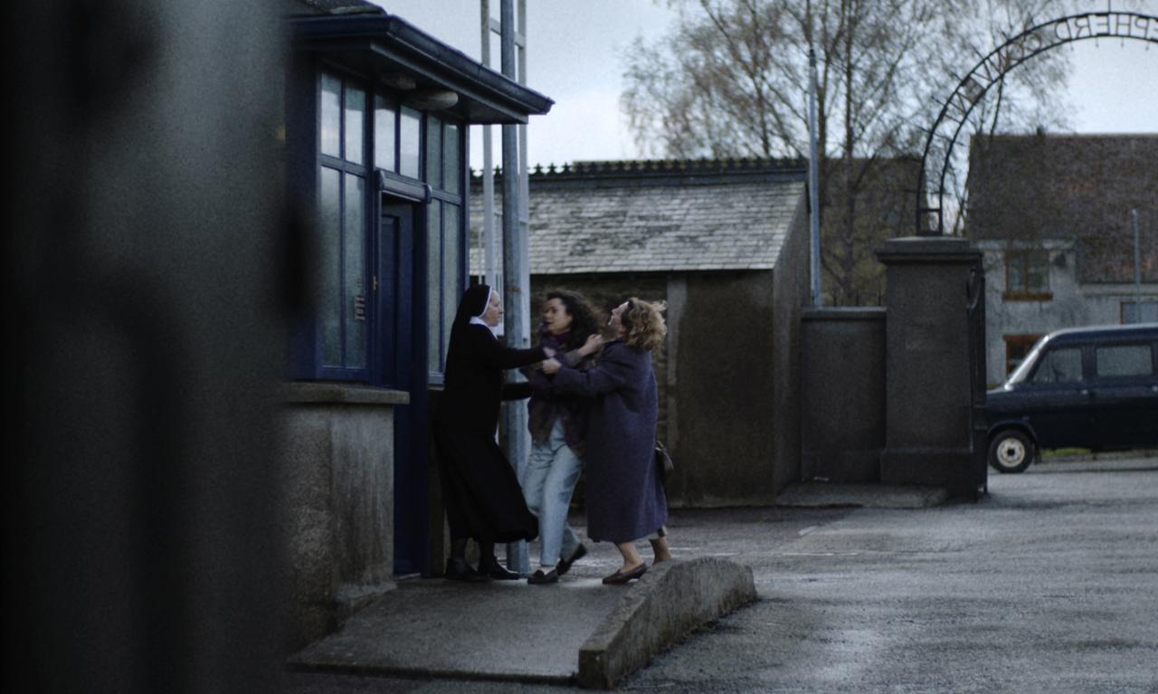 画像: 逃げ場なき修道院で、踏みにじられる少女の抵抗。