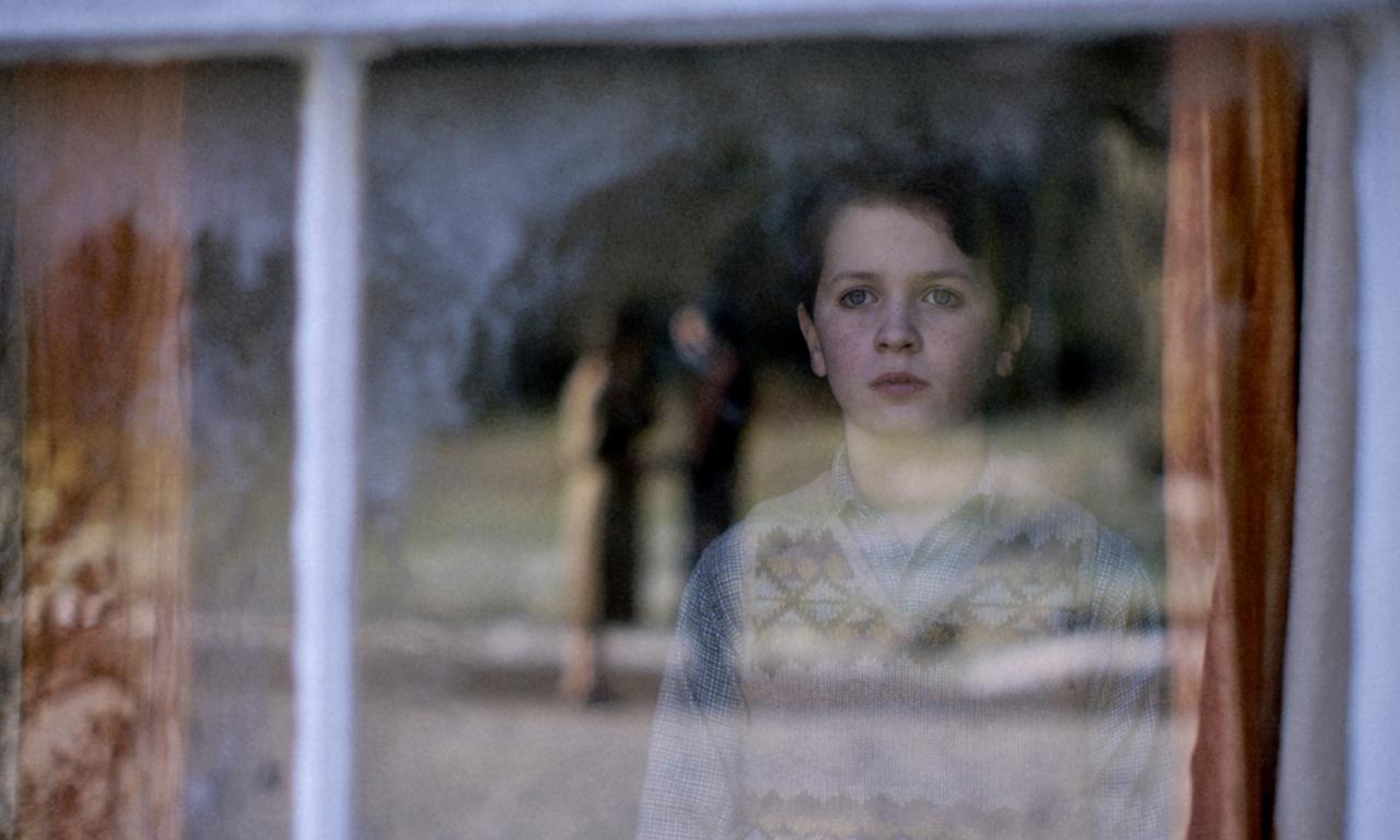 画像: © 2024 ARTISTS EQUITY. ALL RIGHTS RESERVED. シングルマザーに育てられたビルの少年時代の追想も入れることで、ビルの心の動きに説得力が出ている。