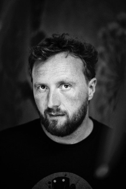 画像: © 2024 ARTISTS EQUITY. ALL RIGHTS RESERVED. キリアンとコンビを組んでいるベルギー出身のティム・ミーランツ監督。