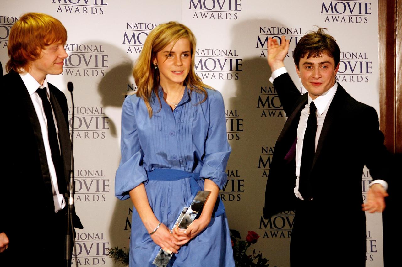 画像: ナショナル・ムービー・アワードでファミリー映画賞を受賞し3人で授賞式に