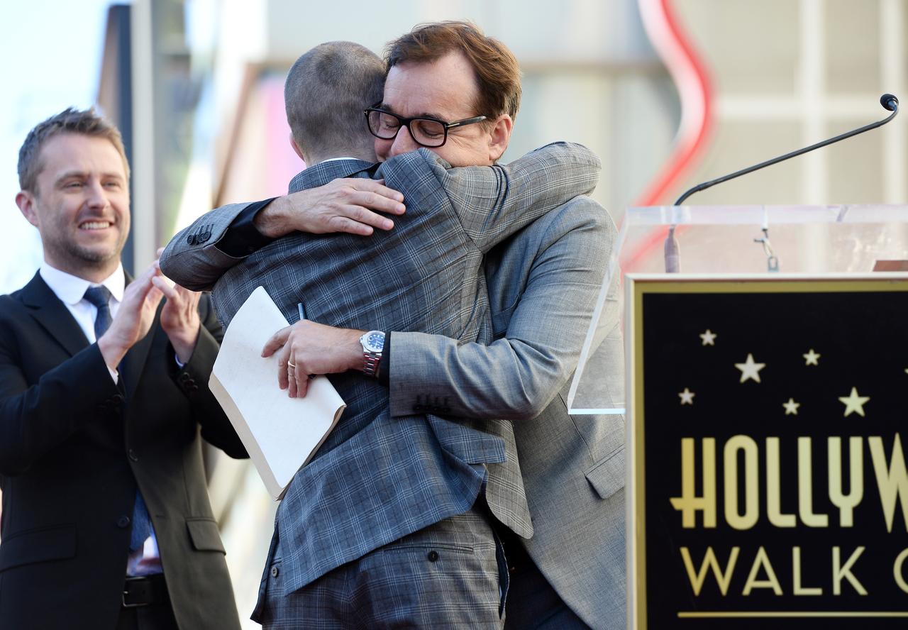 画像: ダニエルが「ウォーク・オブ・フェーム」の仲間入りを果たした際も、お祝いに駆けつけたコロンバス監督