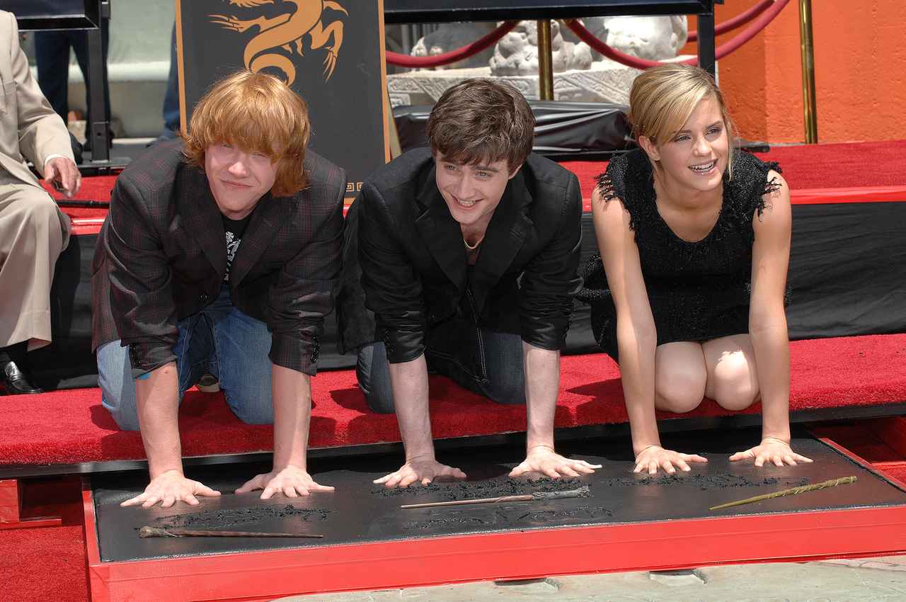 画像: ハリウッドのチャイニーズ・シアター前にそろって手形足形を刻んだ