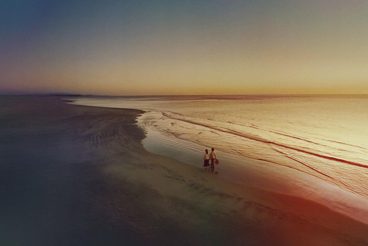 画像1: 「光の乱舞」が照らし出す人間の心情