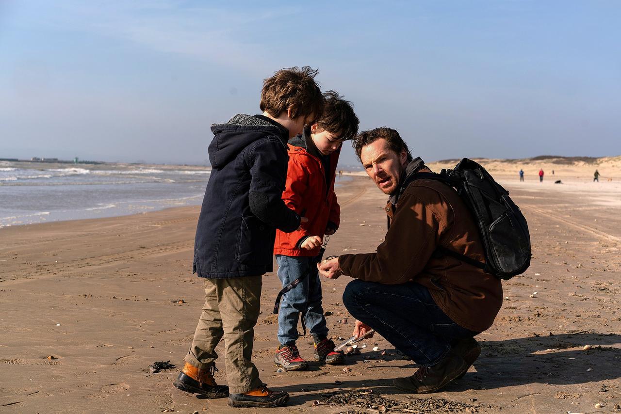 画像: 幼い息子たちと海に出かける主人公。子供たちもそんな彼に寄り添う。 ©THE THING WITH FEATHERS LTD/THE BRITISH FILM INSTITUTE/CHANNEL FOUR TELEVISION CORPORATION 2025 ALL RIGHTRESERVED