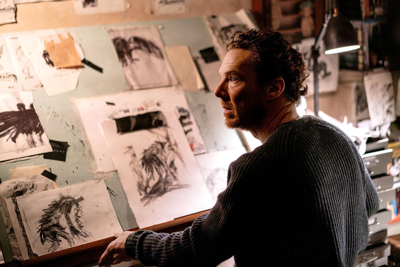 画像: 自身が作り上げた黒いクロウの世界に主人公は次第にのめり込んでいく。 ©THE THING WITH FEATHERS LTD/THE BRITISH FILM INSTITUTE/CHANNEL FOUR TELEVISION CORPORATION 2025 ALL RIGHT RESERVED