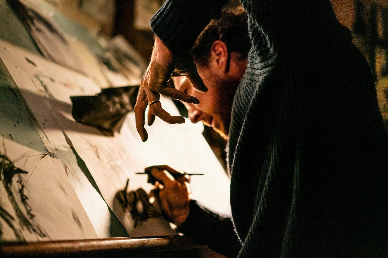 画像: コミック・アーティストの主人公は黒いクロウが主人公の新作を描いている。 ©THE THING WITH FEATHERS LTD/THE BRITISH FILM INSTITUTE/CHANNEL FOUR TELEVISION CORPORATION 2025 ALL RIGHT RESERVED