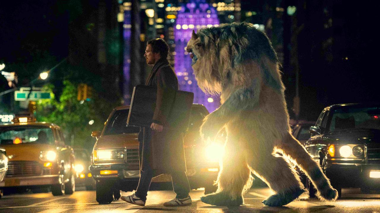 画像: Netflixシリーズ「エリック」独占配信中 エリックは息子のスケッチから生まれたパペット。主人公の前に現われ、彼に同行する。