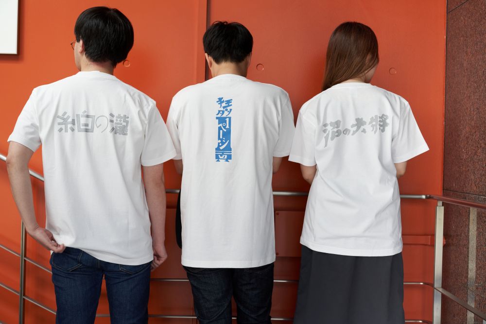 画像: Tシャツ着用イメージ（各写真の左・中央のモデルはLサイズ、右のモデルはMサイズを着用）