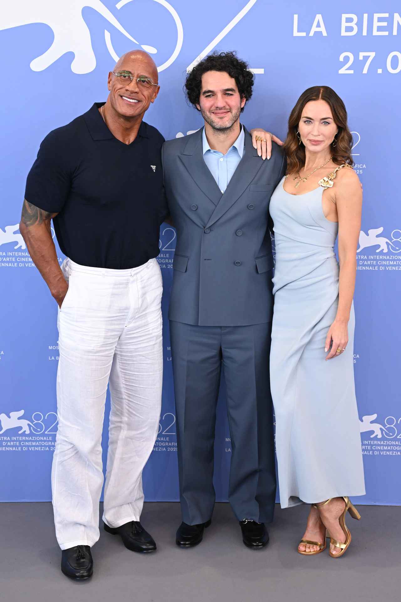 画像: ベネチア国際映画祭でドウェイン・ジョンソンとエミリー・ブラントに囲まれたベニー・サフディ監督 Photo by Getty Images