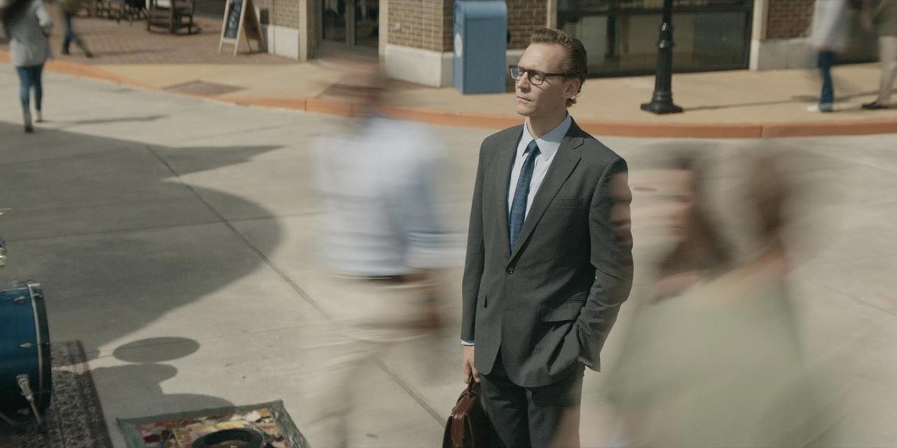 画像: チャールズ・クランツ（トム・ヒドルストン）