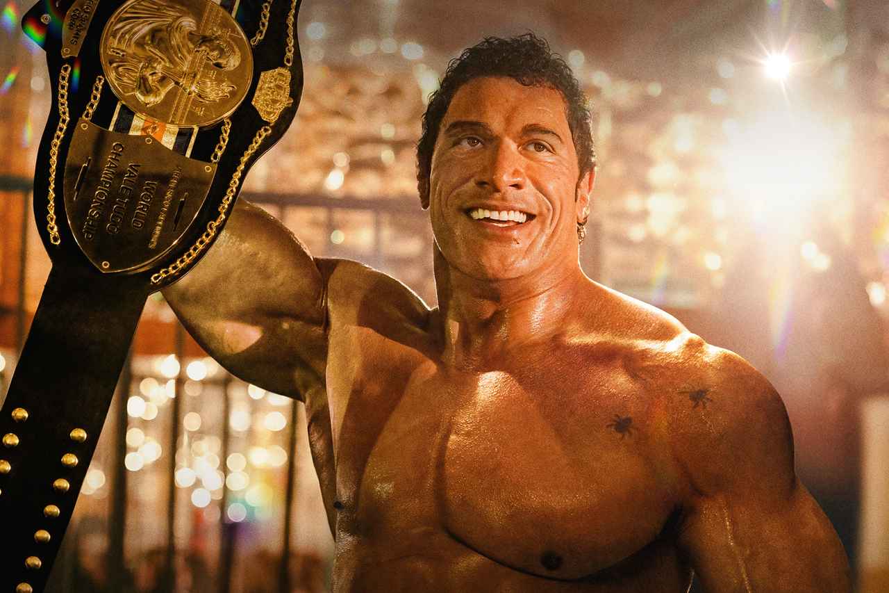 画像1: 総合格闘技の隆盛期、“最恐の男”マイク・ケアーの再起をかけた知られざる闘いを描く『スマッシング・マシーン』
