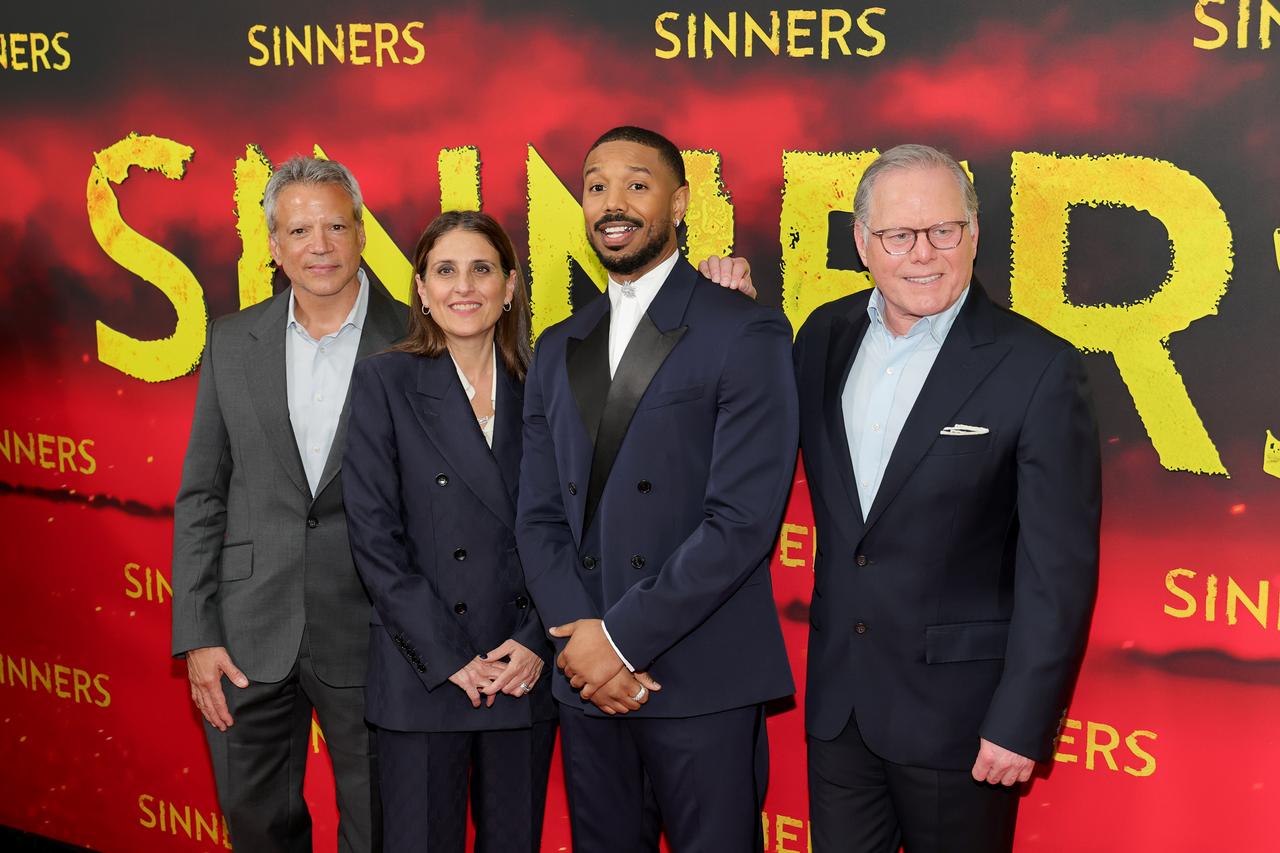 画像: 『罪人たち』のプレミアに出席したワーナーのCEOデヴィッド・ザスラフ（右）