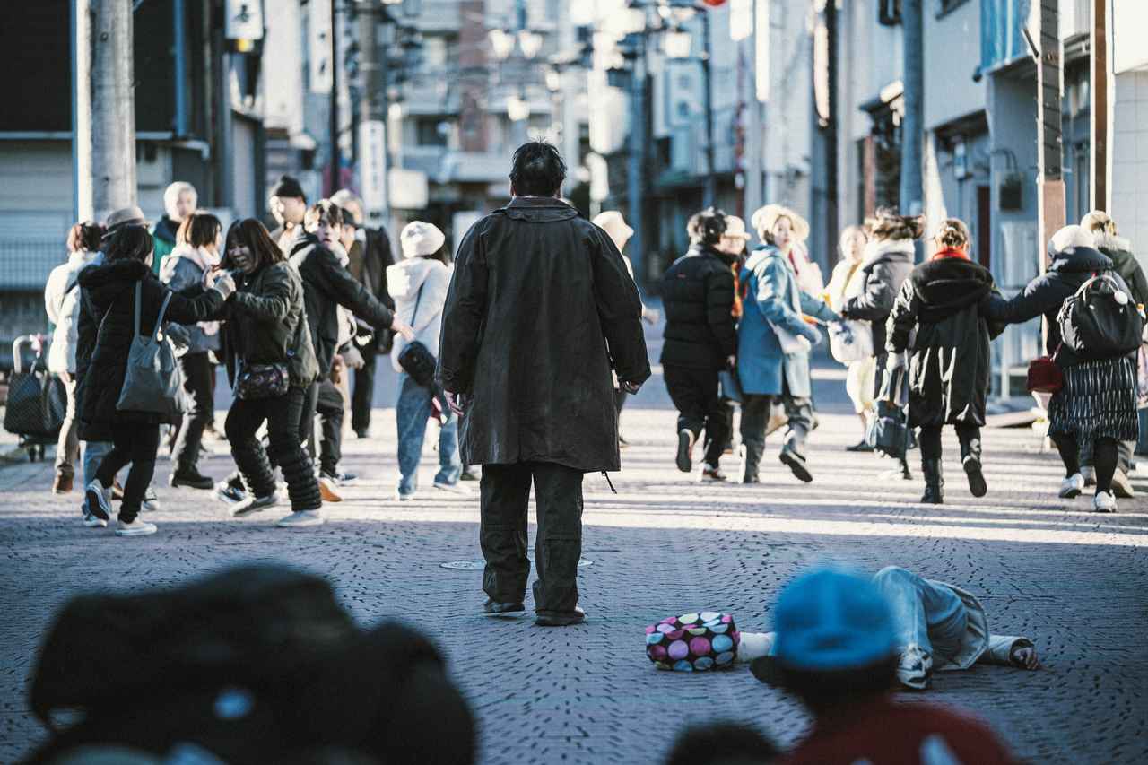 画像1: 徹底した不条理スリラーへの追求とアナログ手法が宿すリアリティ