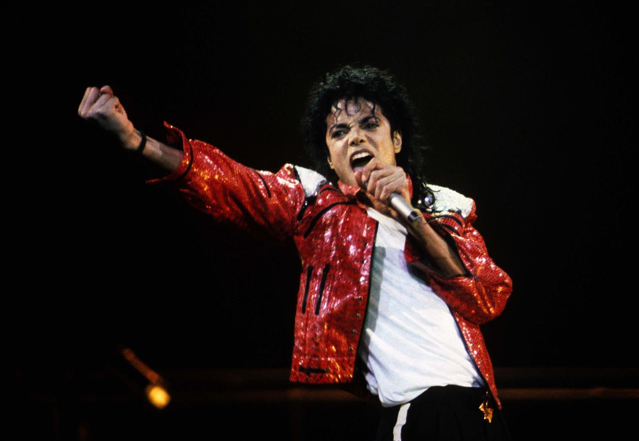 画像: 「バッド」ツアーで熱唱するマイケル Photo by Kevin Mazur/WireImage