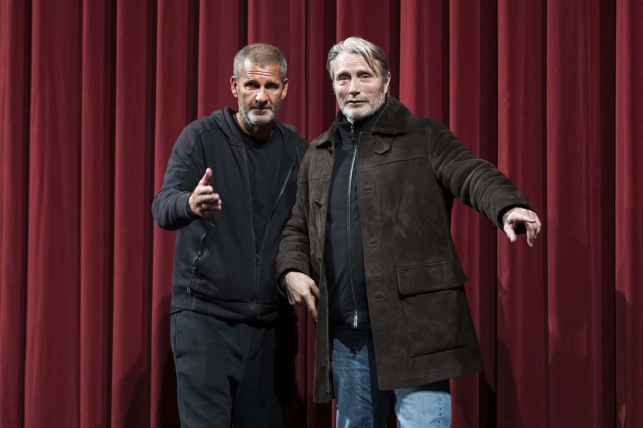 画像: アナス・トマス・イェンセン監督とマッツ・ミケルセン Photo by Ben Kriemann/Getty Images