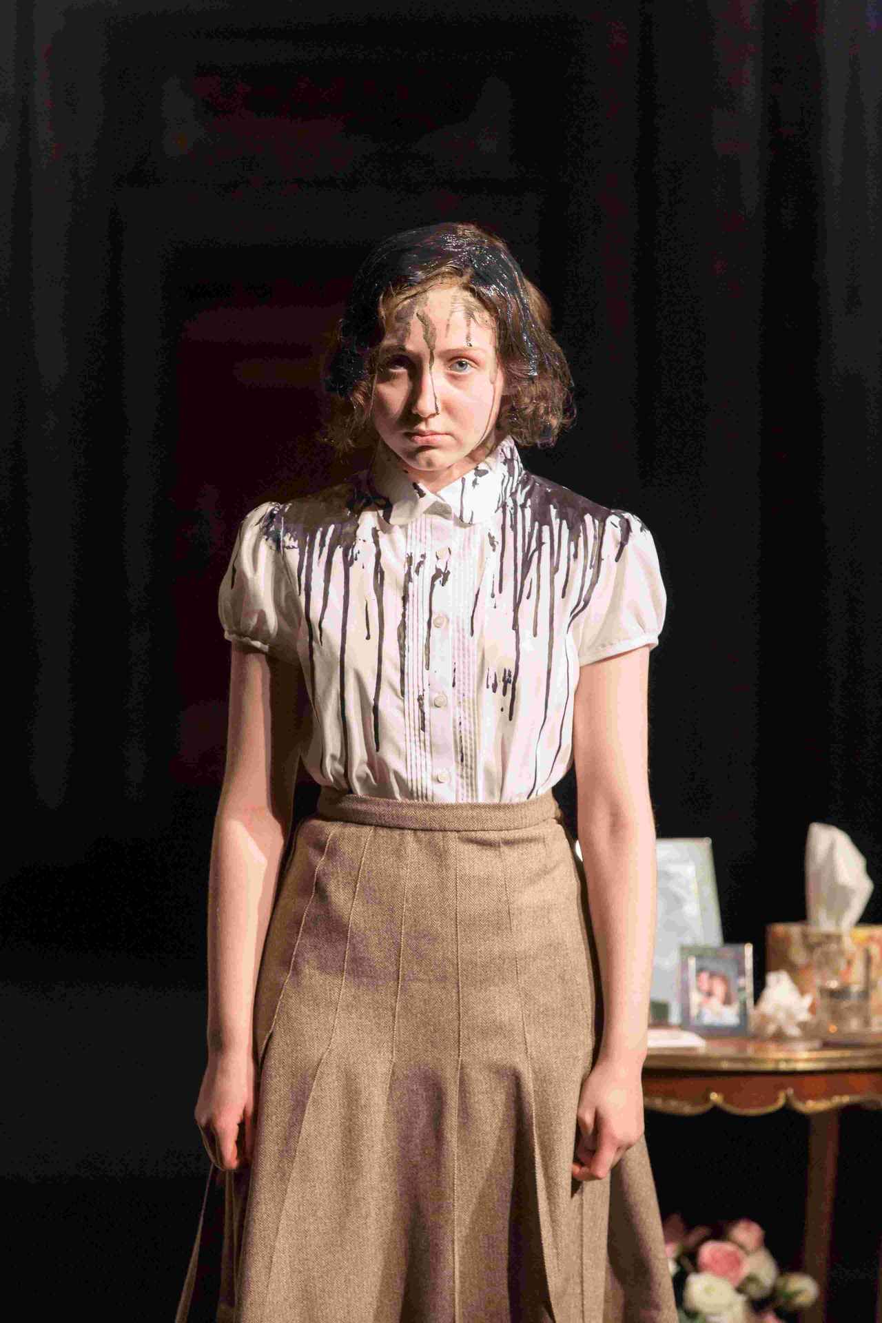 画像: 少女時代のエリザベス（べべ・ケイブ）も登場し、主人公との対話が描かれていく。 NTLive『オーディエンス』 photo by Johan Persson