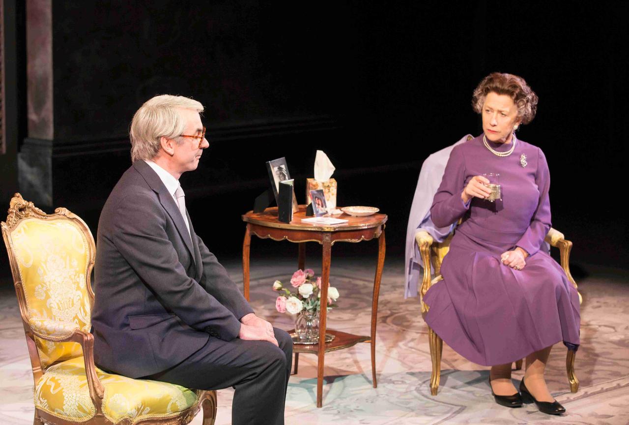 画像: 冒頭のジョン・メージャー首相（ポール・リッター）とエリザベス女王（ヘレン・ミレン）の謁見の場面。 NTLive『オーディエンス』 photo by Johan Persson