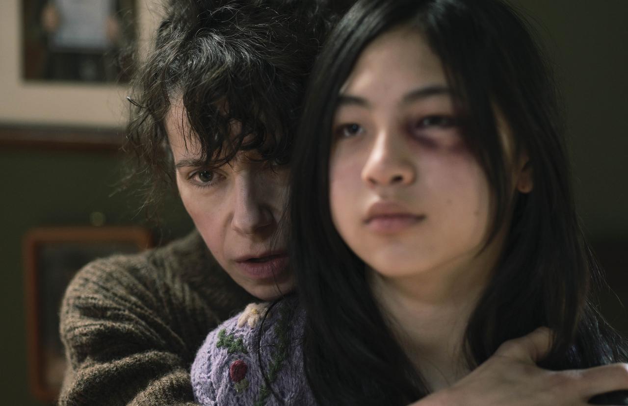 画像: パイパー(ソラ・ウォン、右)とローラ(サリー・ホーキンス、左)