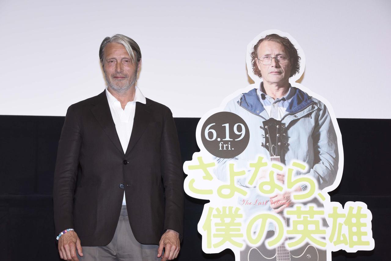 画像: 劇中で演じたマンフレルの等身大パネルと並んで役作りの秘話も明かした