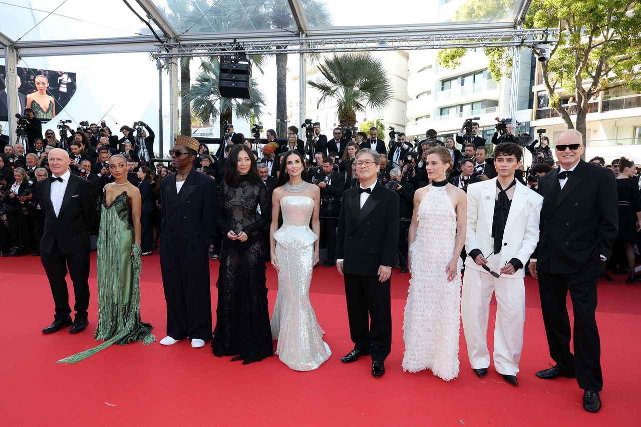 画像: コンペ部門の審査員団(左からポール・ラヴァーティ、ルース・ネッガ、イザック・ド・バンコレ、クロエ・ジャオ、デミ・ムーア、審査員長パク・チャヌク、ローラ・ワンデル、ディエゴ・セスペデス、ステラン・スカルスガルド) Photo by Marc Piasecki/FilmMagic