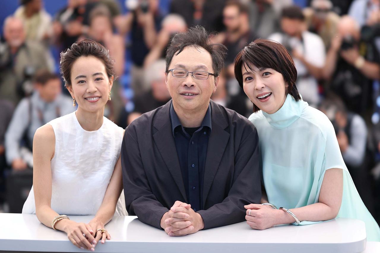 画像: フォトコールに臨むコンペ作『ナギダイアリー』の石橋静河、深田晃司監督、松たか子 Photo by Aurore Marechal/Getty Images