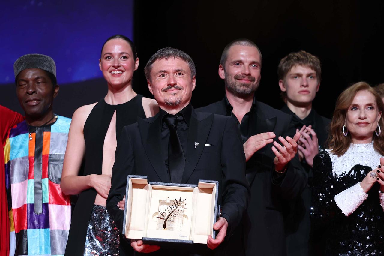 画像: 最高賞に選出された『フィヨルド』のムンジウ監督が主演のレナーテ・レインスヴェ、セバスチャン・スタンに囲まれて Photo by Stephane Cardinale - Corbis/Corbis via Getty Images