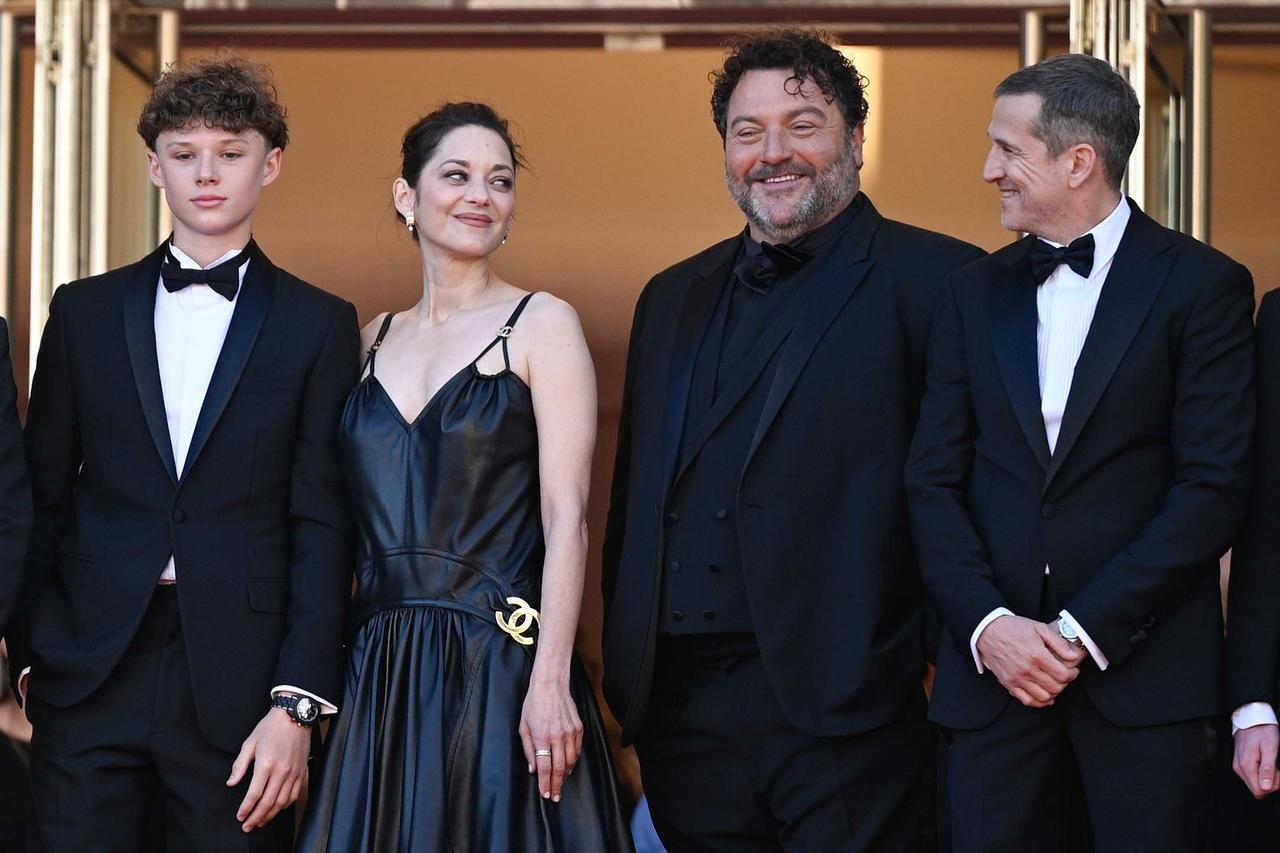 画像: 『カルマ』のレッドカーペットに出席した（右から）ギヨーム・カネ、ドゥニ・メノーシュ、マリオン・コティヤール、そしてギヨームとマリオンの息子マルセル Photo by Stephane Cardinale - Corbis/Corbis via Getty Images