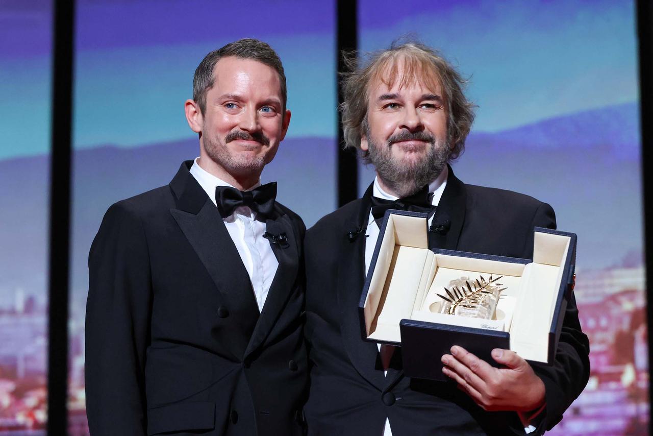 画像: 開会式でイライジャ・ウッドからピーター・ジャクソン監督に名誉パルムドールが渡された Photo by Stephane Cardinale - Corbis/Corbis via Getty Images