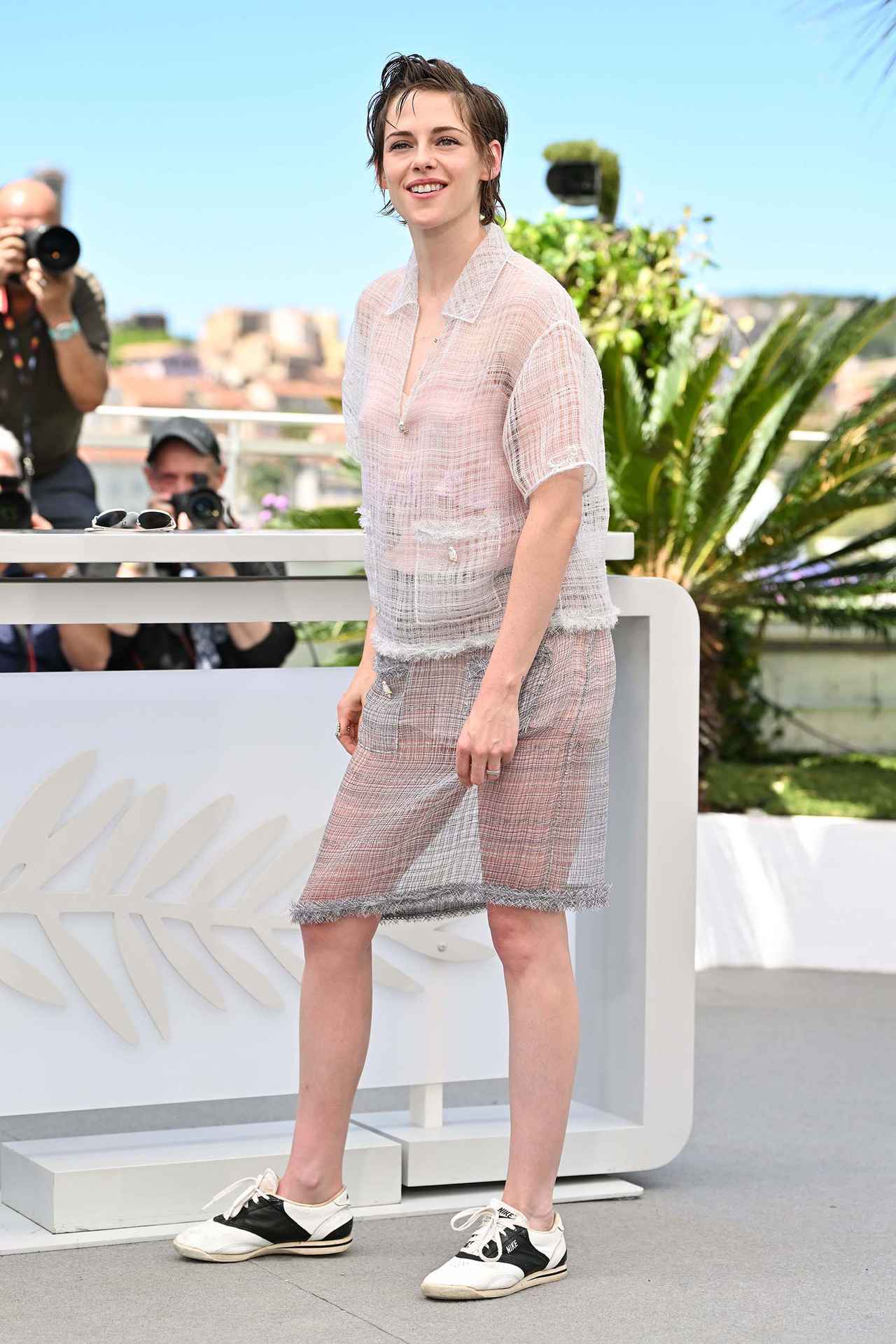 画像: 透け感のある衣装とナイキでフォトコールに現われたクリステン Photo by Dominique Charriau/WireImage
