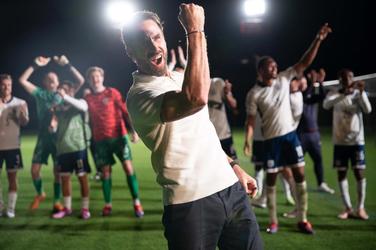 画像: サッカーの母国・イングランド代表を救った男！実話をもとに描かれた奇跡と再生の物語「ディア・イングランド / 逆境からのキックオフ」