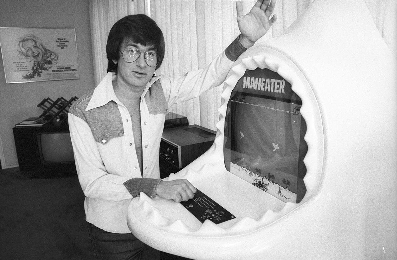 画像: 1975年にユニバーサル・スタジオのオフィスでアーケード・ゲーム「マンイーター」に興じるスピルバーグ Photo by Michael Ochs Archives/Getty Images