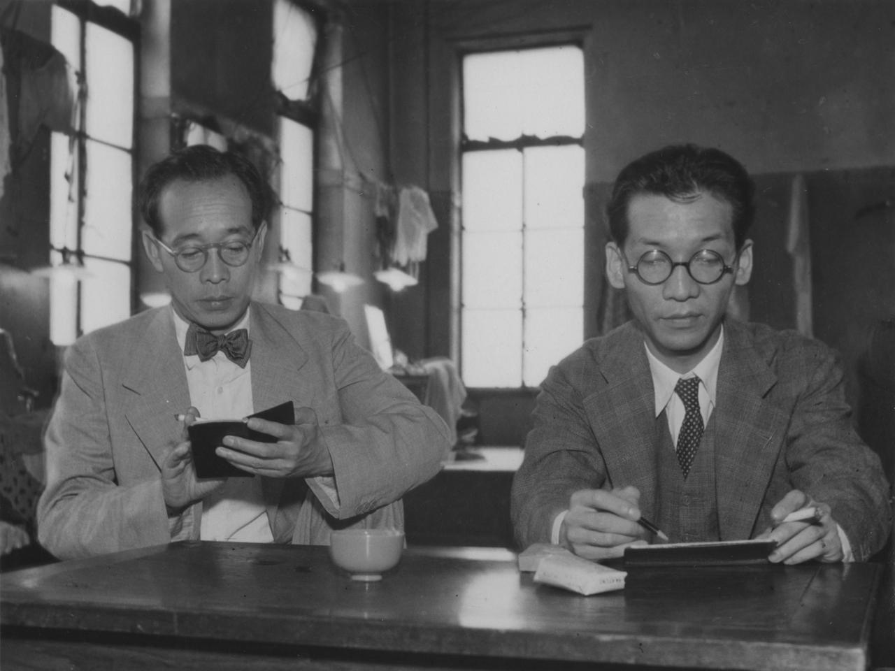 画像: 溝口健二と依田義賢 (1940年頃) 国立映画アーカイブ所蔵