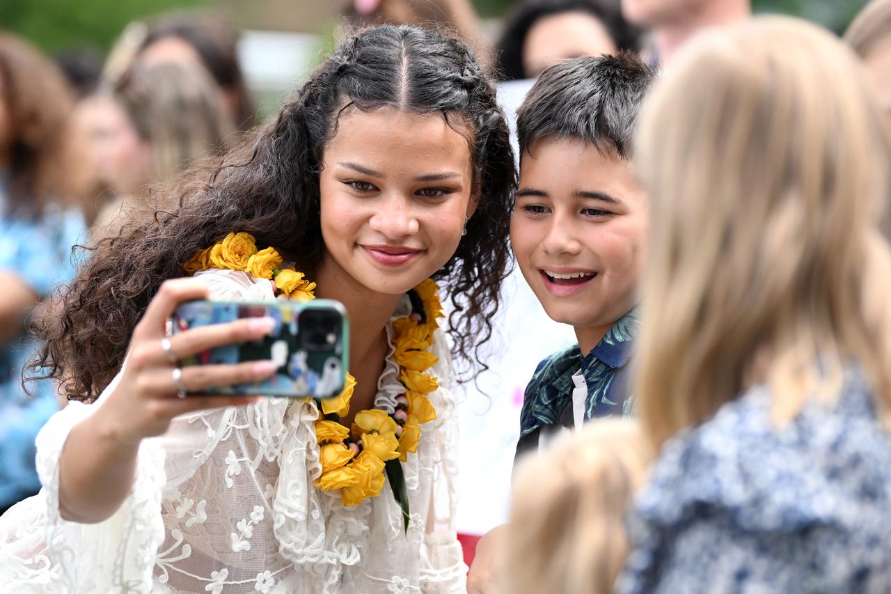画像: 『モアナと伝説の海』プレミアで沢山の子供たちに惜しみなくファンサービスをするキャサリン。