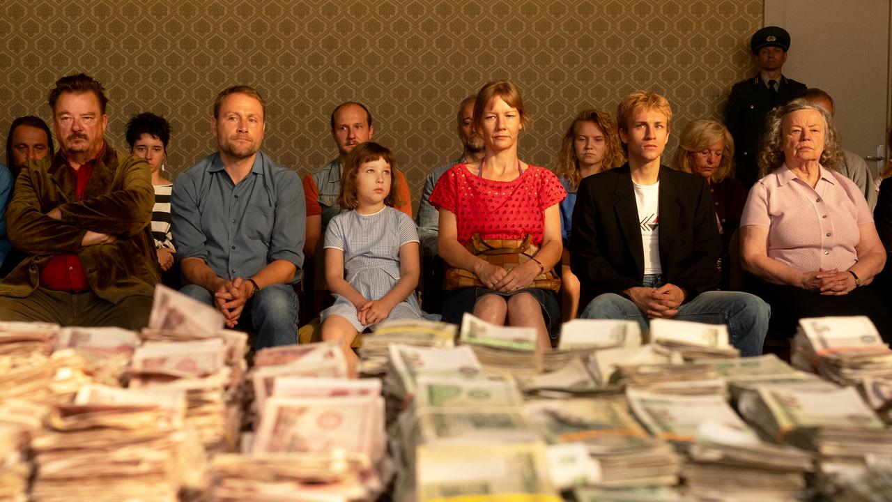 画像: 『プロジェクトヘイル・メアリー』のザンドラ・ヒュラー主演！ 実際に起きた紙幣大量盗難事件に基づくヒューマン・コメディ