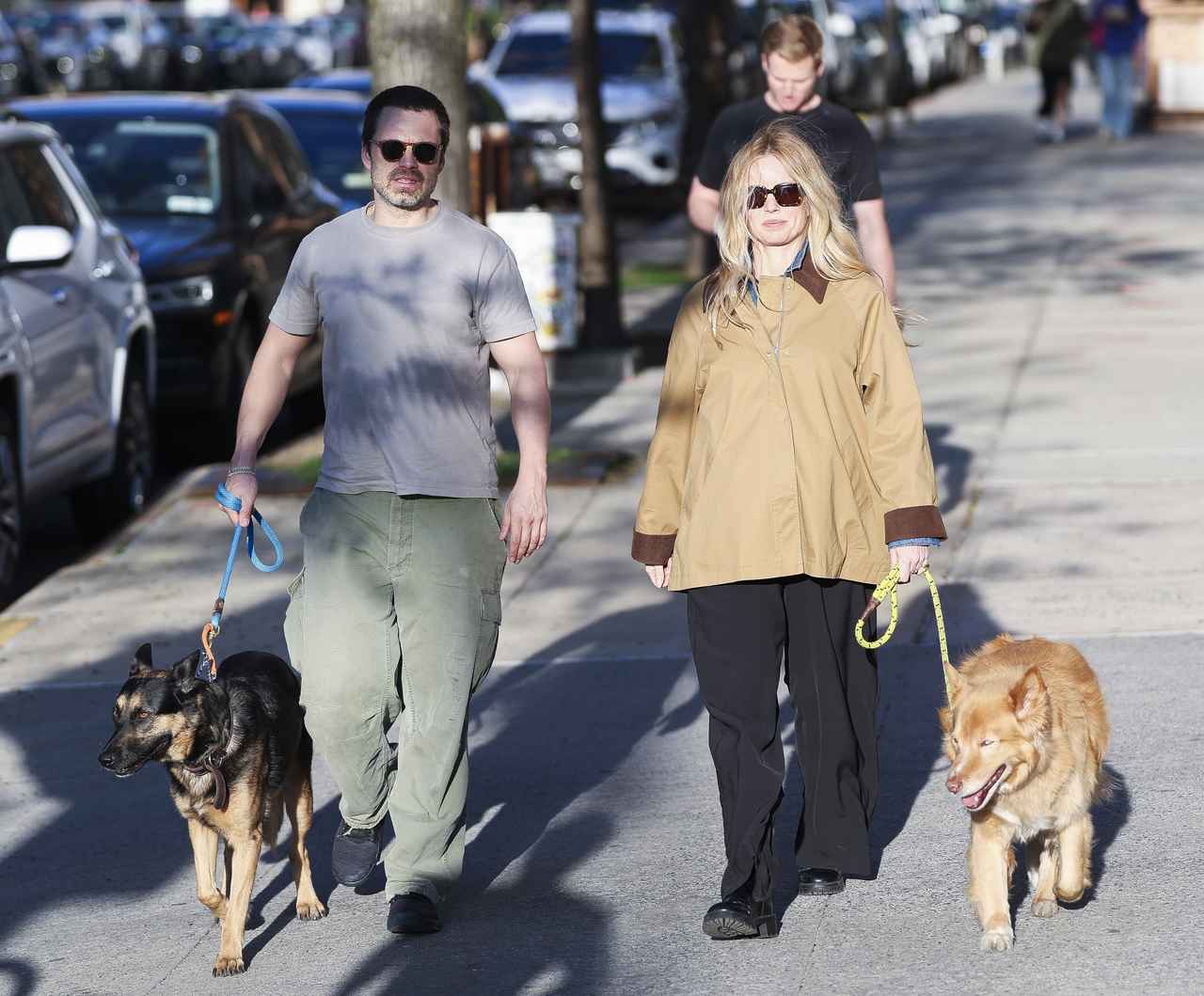 画像: アナベルと2匹の愛犬を連れて散歩するセバスチャン。